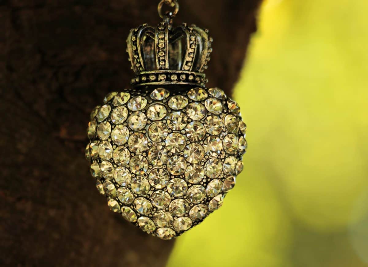 crown, tree, jewelry, outdoor, metal, object, still life, love, reflection