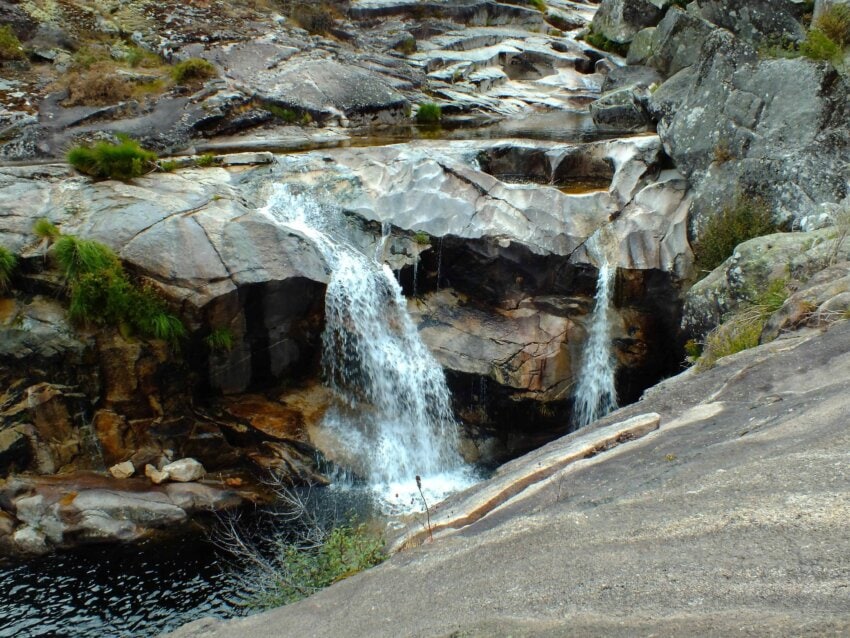 Imagen gratis: piedra, cascada, naturaleza, r\u00edo, madera, arroyo, paisaje, agua