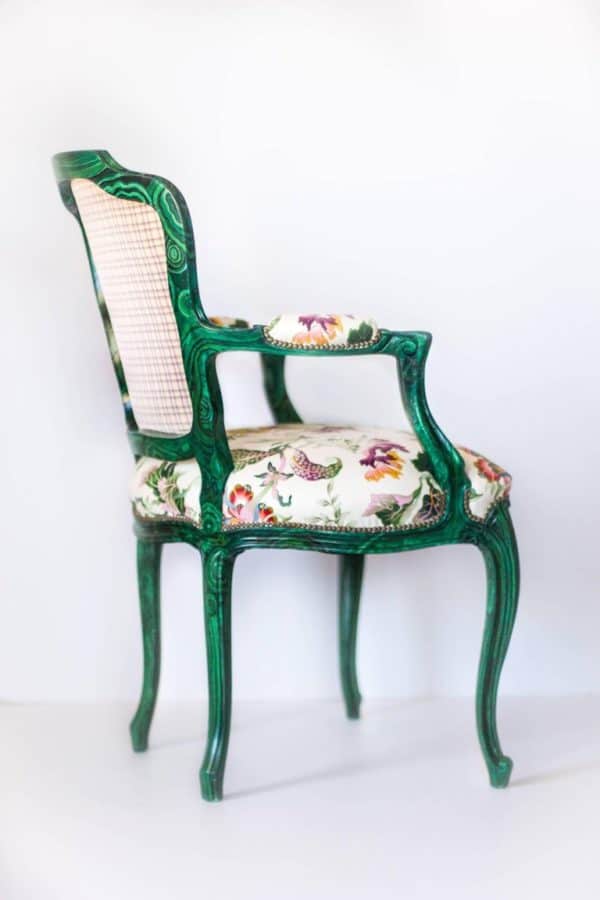 cadeira de madeira, arte, parede branca, interior, piso, mobiliário, verde