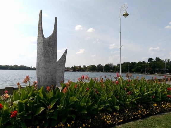 sculptura, apa, plante, Lacul Nicolae Popa, cerul albastru, peisaj, în aer liber
