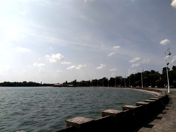 ambarcaţiuni, apă, Lacul Nicolae Popa, copac, mal, pe malul lacului, cerul albastru