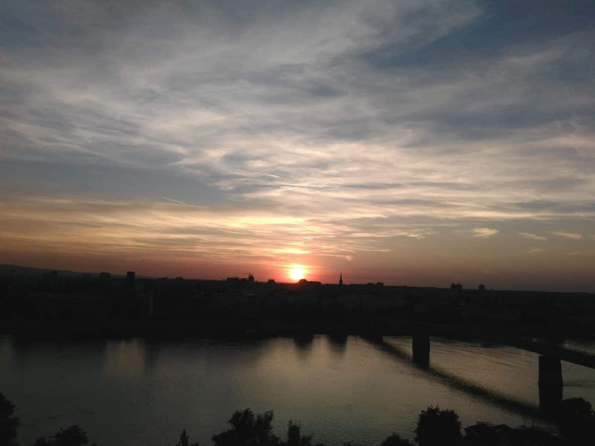 reflektion, Novi Sad stad, bro, solnedgång, gryning, skymning, Serbien, vatten, flod, liggande