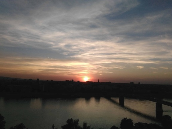 reflexión, ciudad de Novi Sad, puente, puesta del sol, amanecer, anochecer, Serbia, agua, río, paisaje