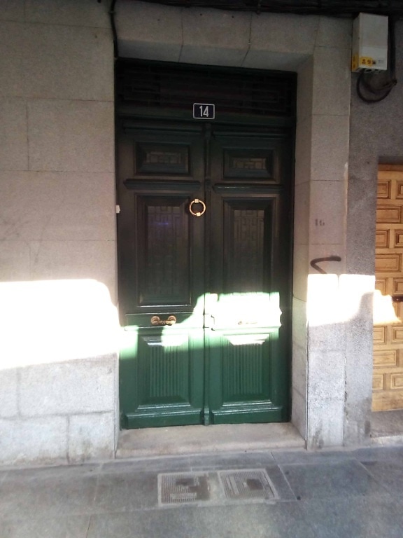 pavimento, puerta principal, urbano, verde, sombra, sol, calle