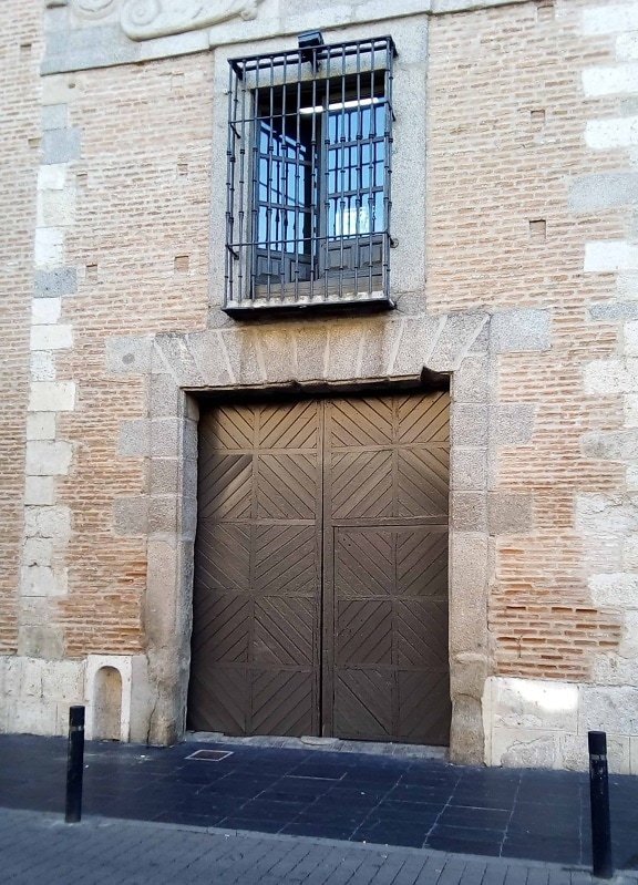 puerta principal, edificio, pavimento, pared de ladrillo, exterior, calle, urbano
