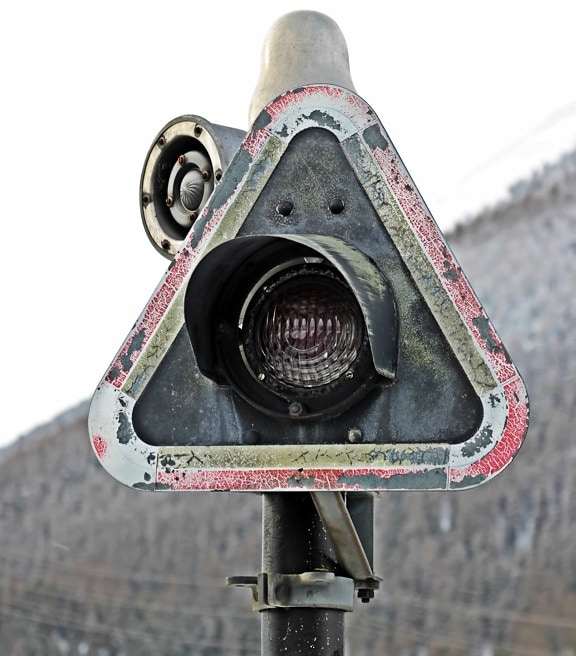 Schild, Licht, Verkehrskontrolle, Tageslicht, Objekt, Warnung, Metall, Schiene