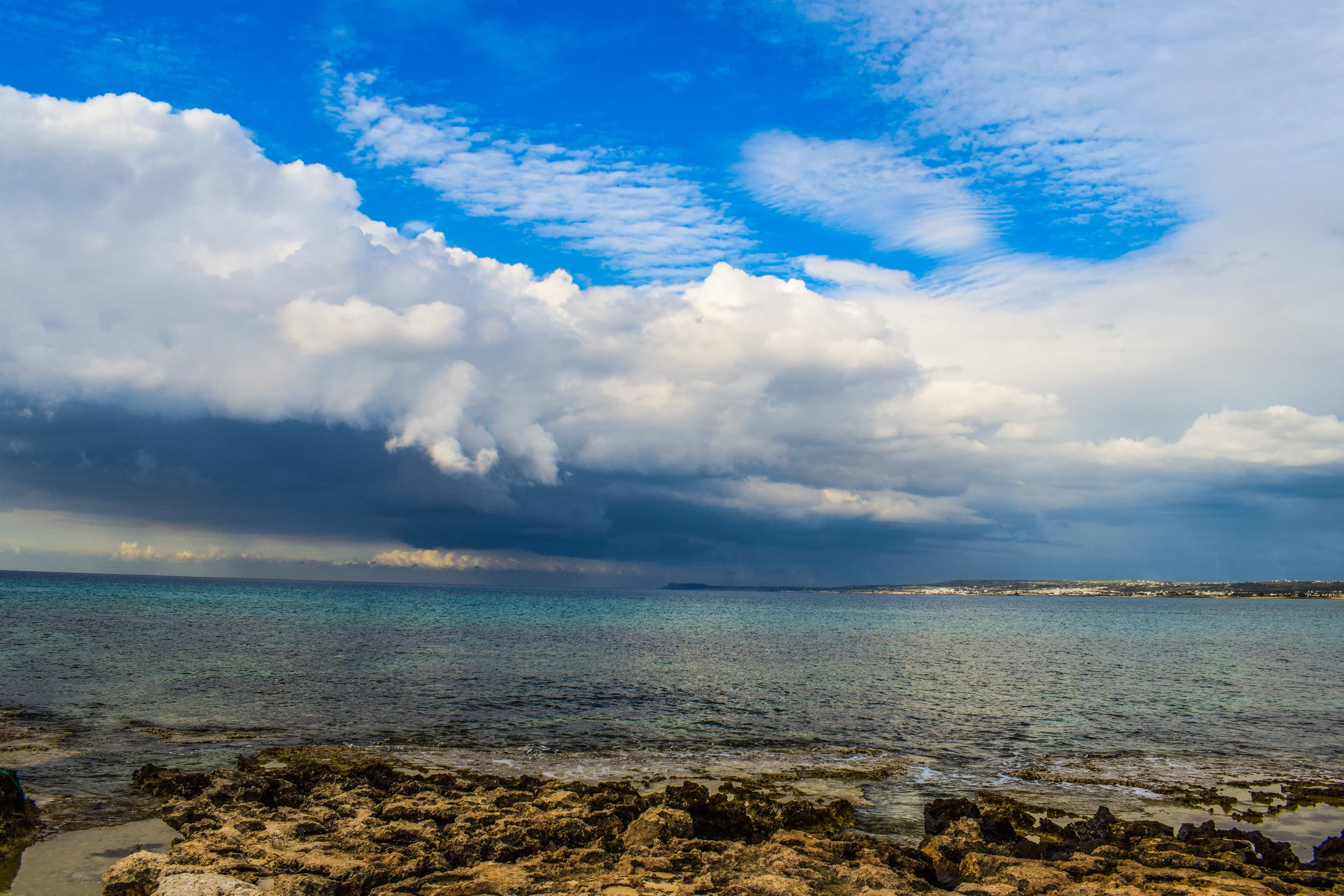 フリー写真画像 青空 水 夏 自然 岬 湾 海 海 ビーチ 海岸線 風景