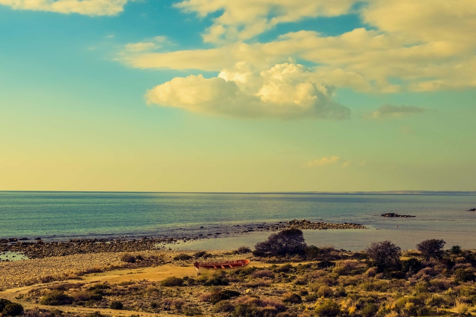 Окруженный морем. Пляж запало. Древнее море пляж небо. Zapalo Beach. Beach 4k Wallpaper Calm.