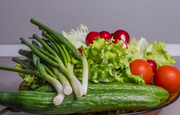 salaatti, punainen tomaatti, ruoka, kasvis, vihreä kurkku, salaatti, sipuli, orgaaninen