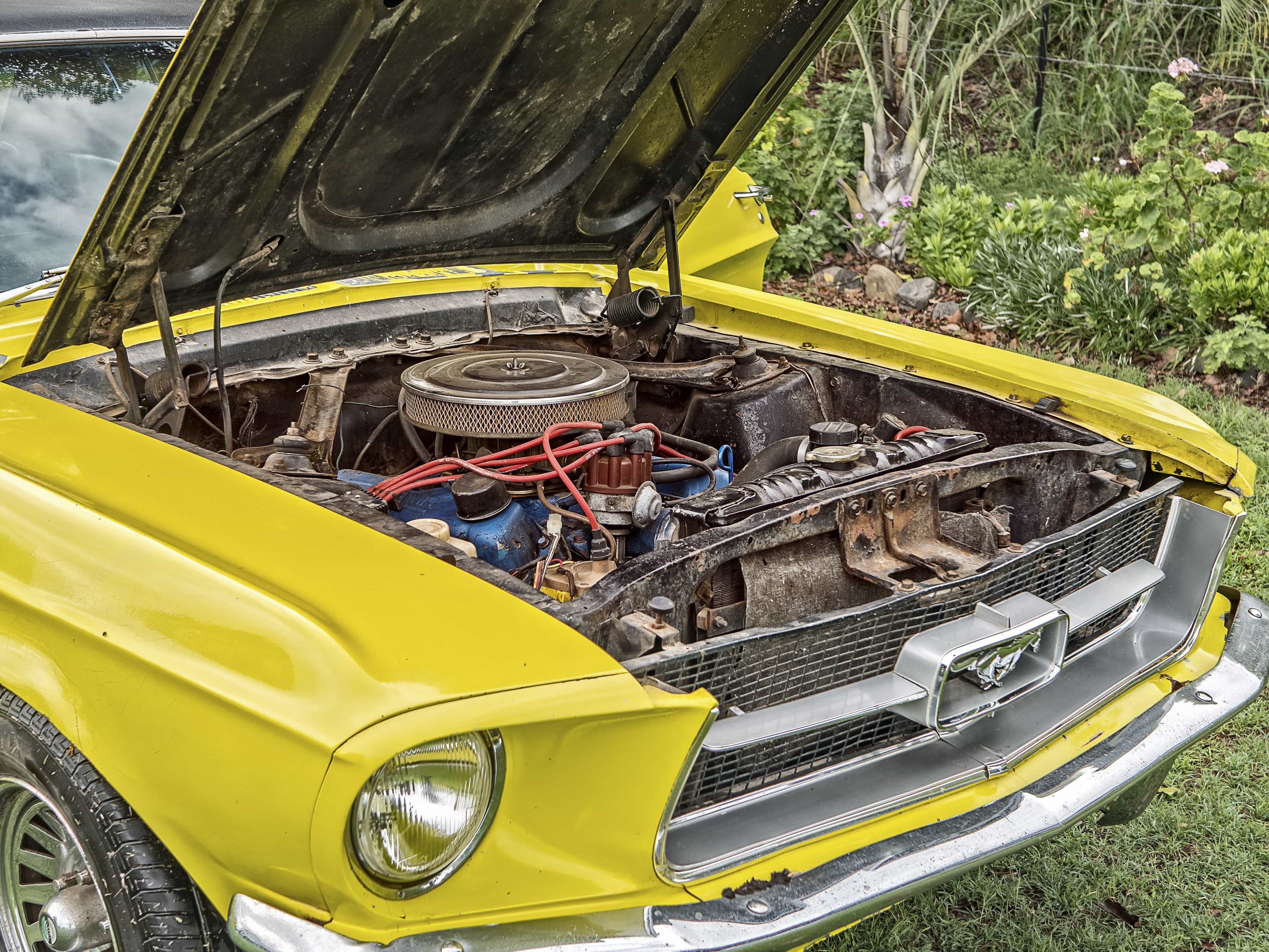 Ford Mustang 73 открытый капот