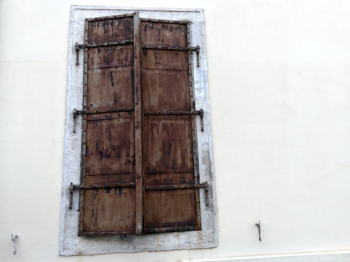 古い窓、鋳鉄、木製、レトロ、ドア、建築、壁、レンガ、