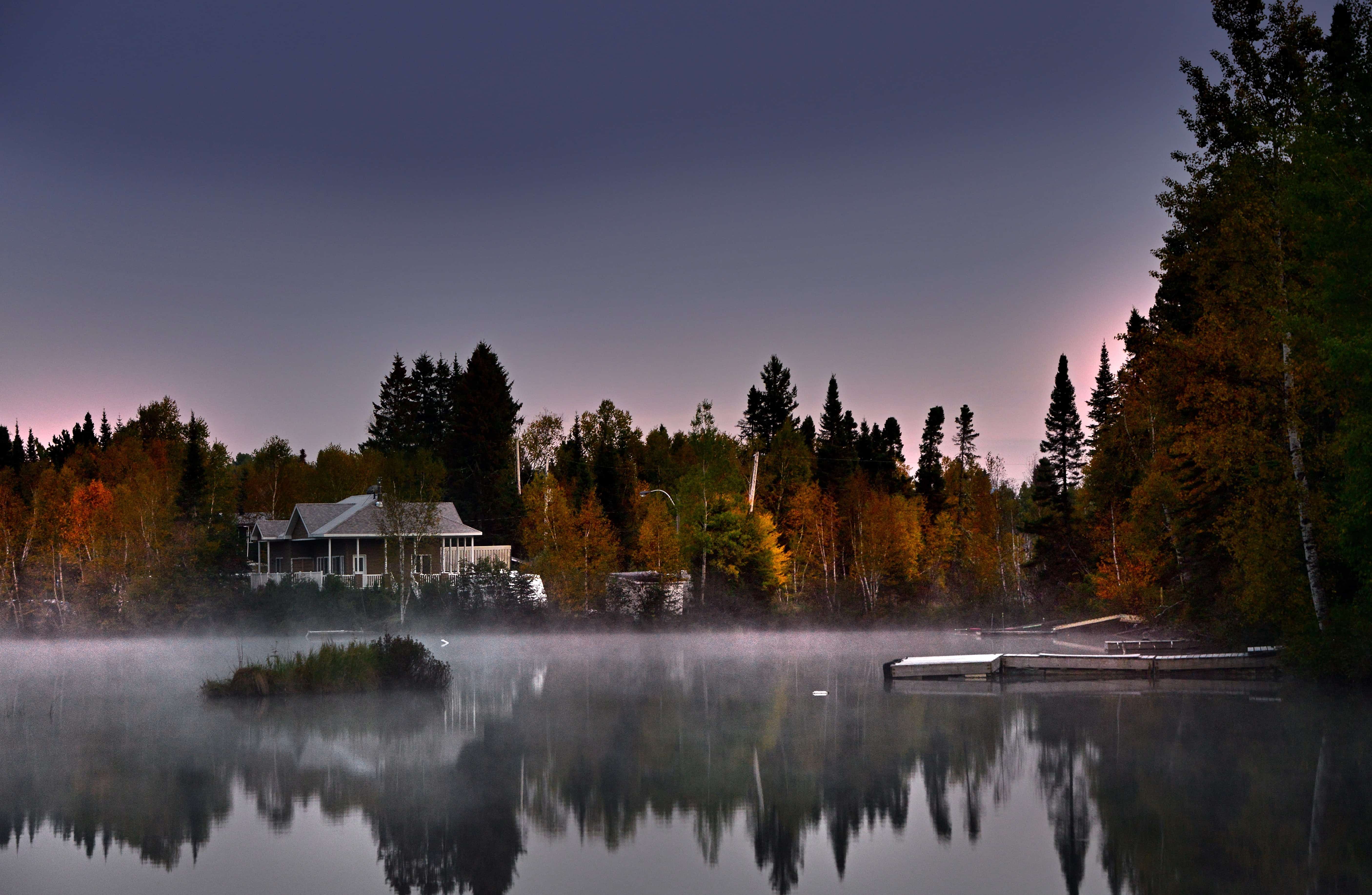 Фильму берегу озера. Дом Канада Онтарио у озера. Лес Квебек Канада. Озеро Онтарио Канада , осень. Канада провинция Онтарио природа.