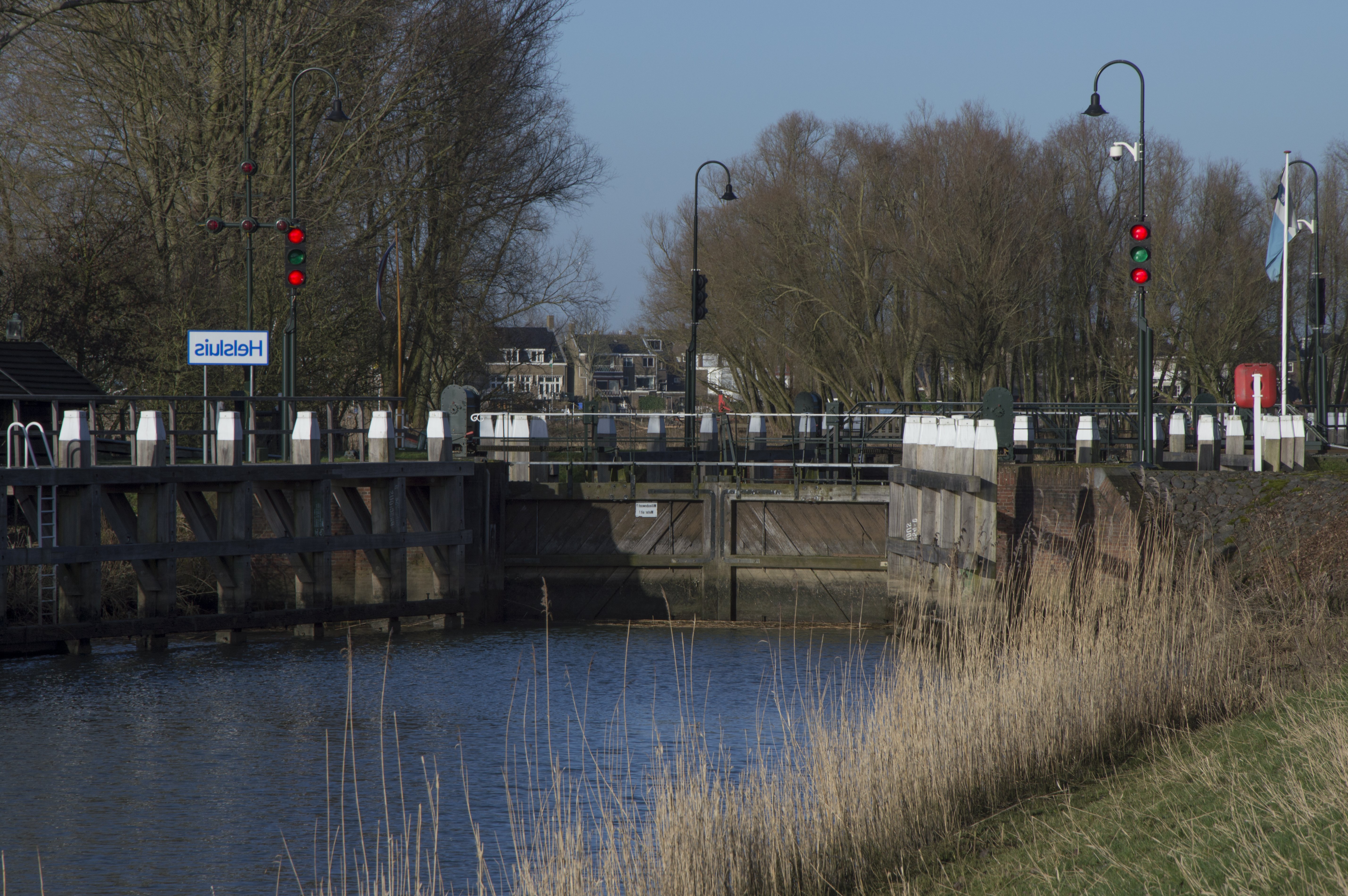 Мост дождь река наводнение. Идёт дождь мост река. Открытый ливней канал. Flooding in Dordrecht Holland.