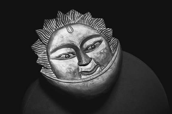 металлическая маска, искусство, голова, религия, монохромный, объект, лицо, солнце, глаза