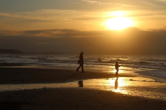 coucher du soleil, plage, gens, mer, soleil, eau, aube, crépuscule, plage, océan, sable, silhouette