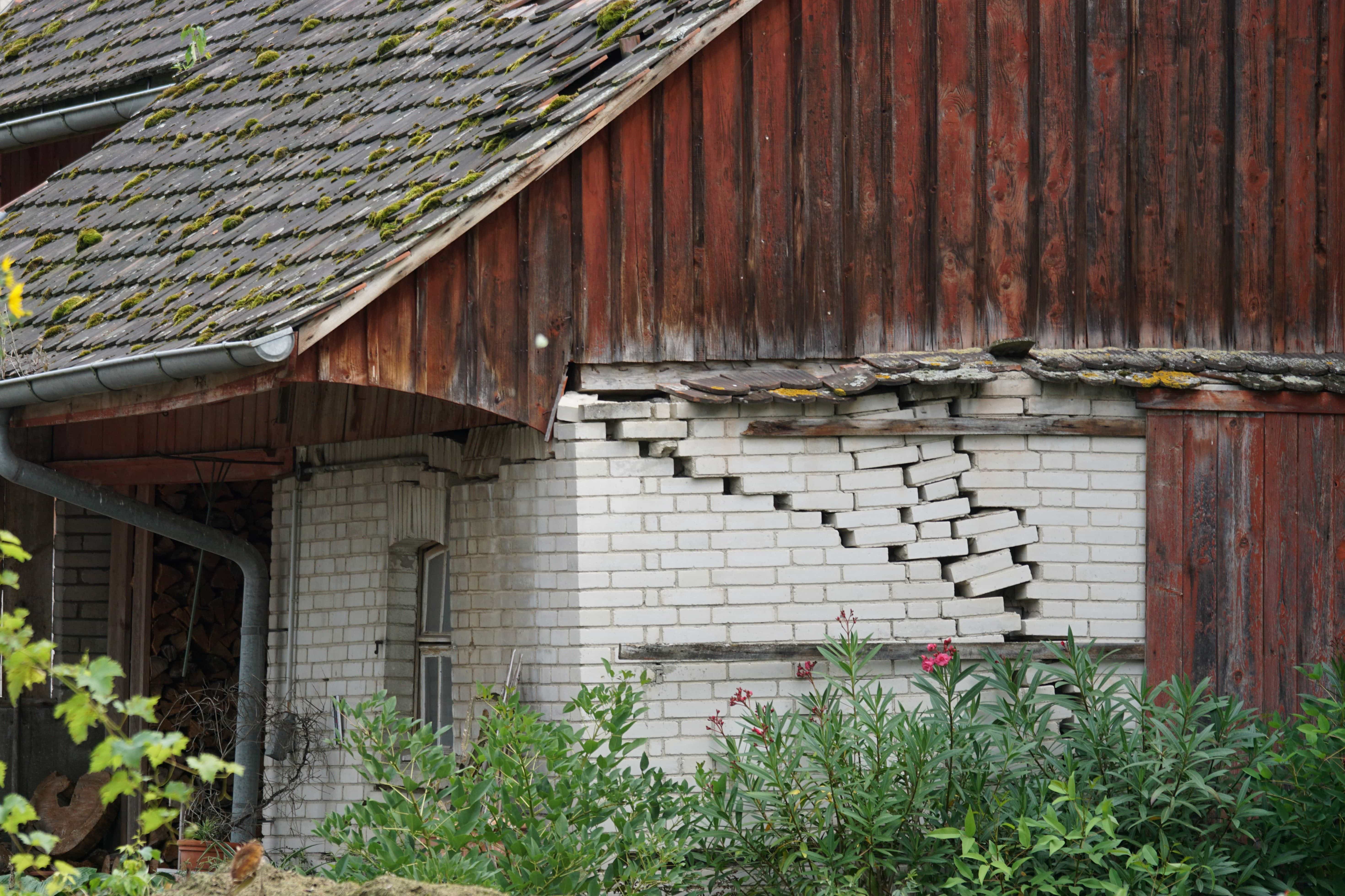 フリー写真画像 地震 屋根 家 木造 建築 古い 木材 構造