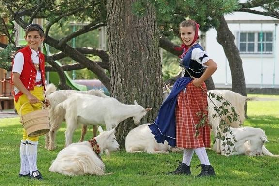 мальчик, девушка, дети, костюм, коза, дерево, трава, животное