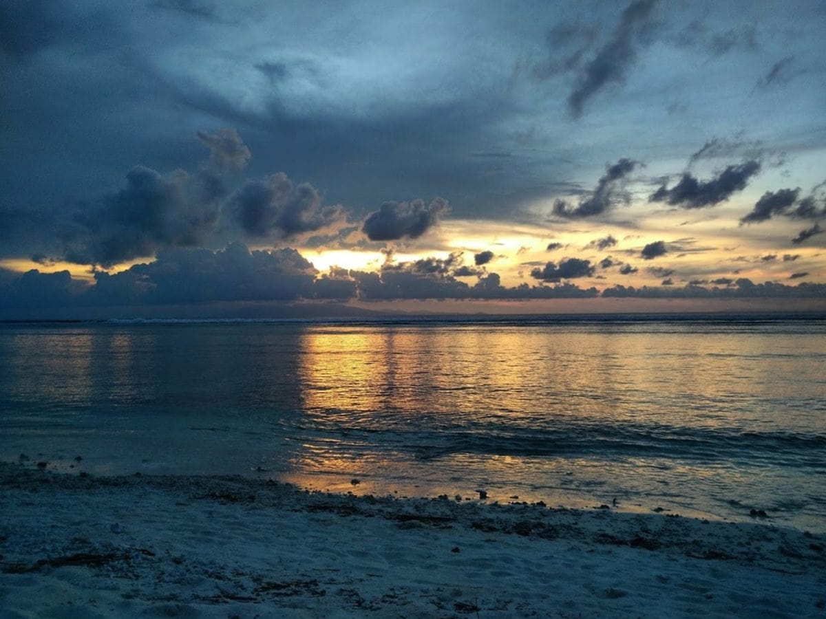 フリー写真画像 水 風景 海 夜明け 反射 日没 空 海岸
