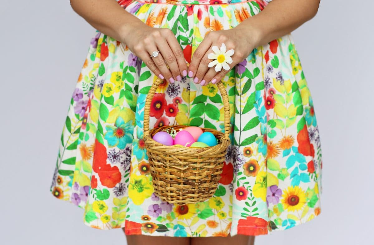ouă de Paște, femeie tânără, rochie colorată, coș de răchită, persoană