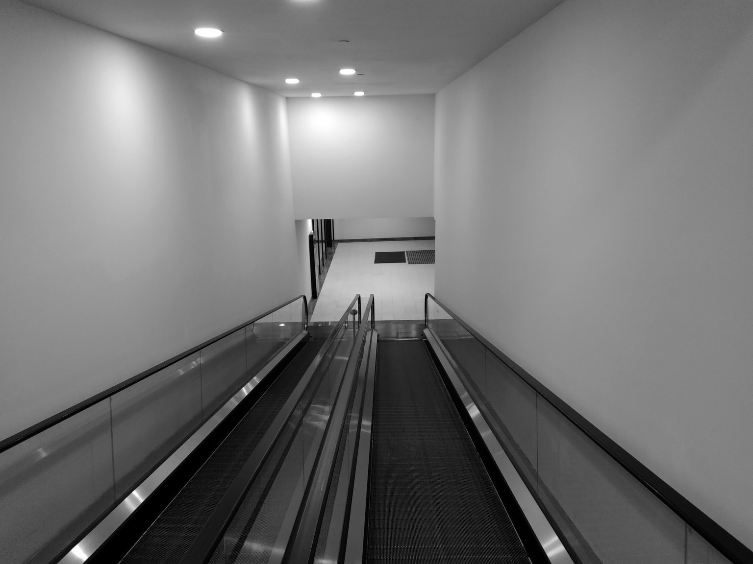 Лифт и лестница. Лифт интерьер тёмный. Помещение для выставки в перспективе темная. Elevator Stairs. Лифт айс