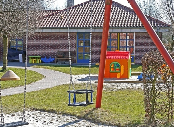 Детска площадка, площ, екстериор, обект, къща, ограда, на открито, трева
