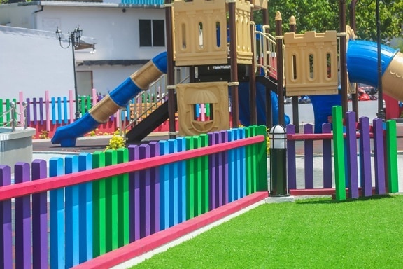Teren de joacă pentru copii, colorat, obiect, material, castel de plastic, iarbă, în aer liber