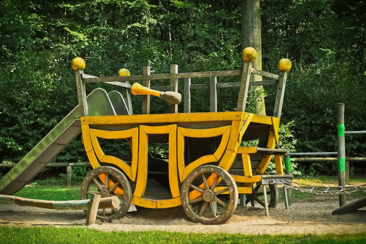 carrozza di legno, albero, erba, all'aperto, oggetto, veicolo, parco giochi, luce diurna