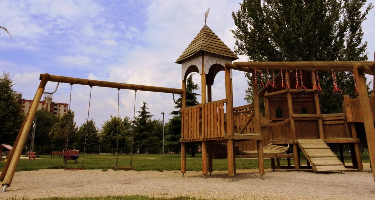 子供の遊び場、木、木、建築、空、木、屋外、草