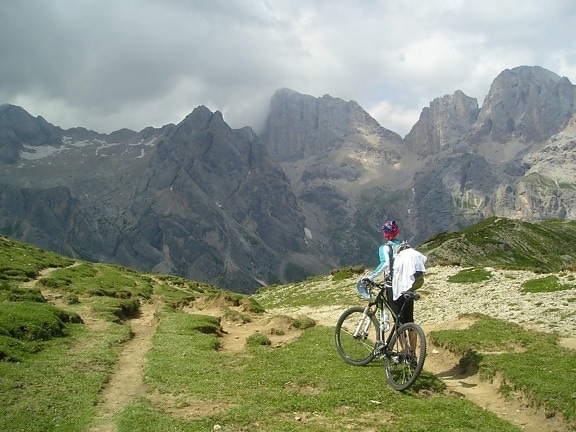 Jazda na horskom bicykli, šport, osoba, bicykel, krajina, sneh, exteriér, tráva, obloha