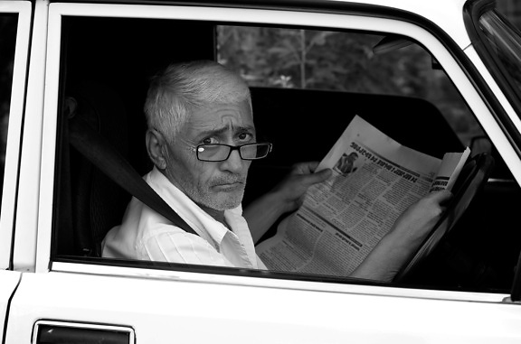 voiture, siège-auto, lunettes de vue, grand-père, nouvelles, Journal, personne, télévision