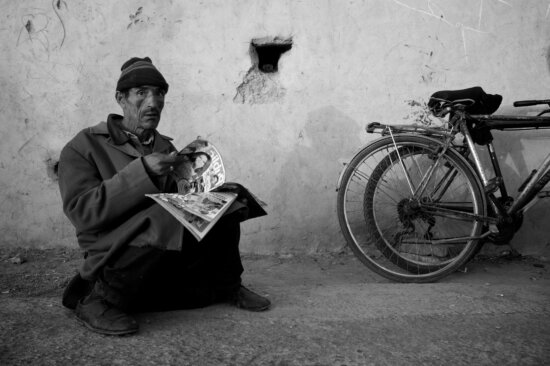 bicycle, newspaper, brass, people, monochrome, man, street, vehicle
