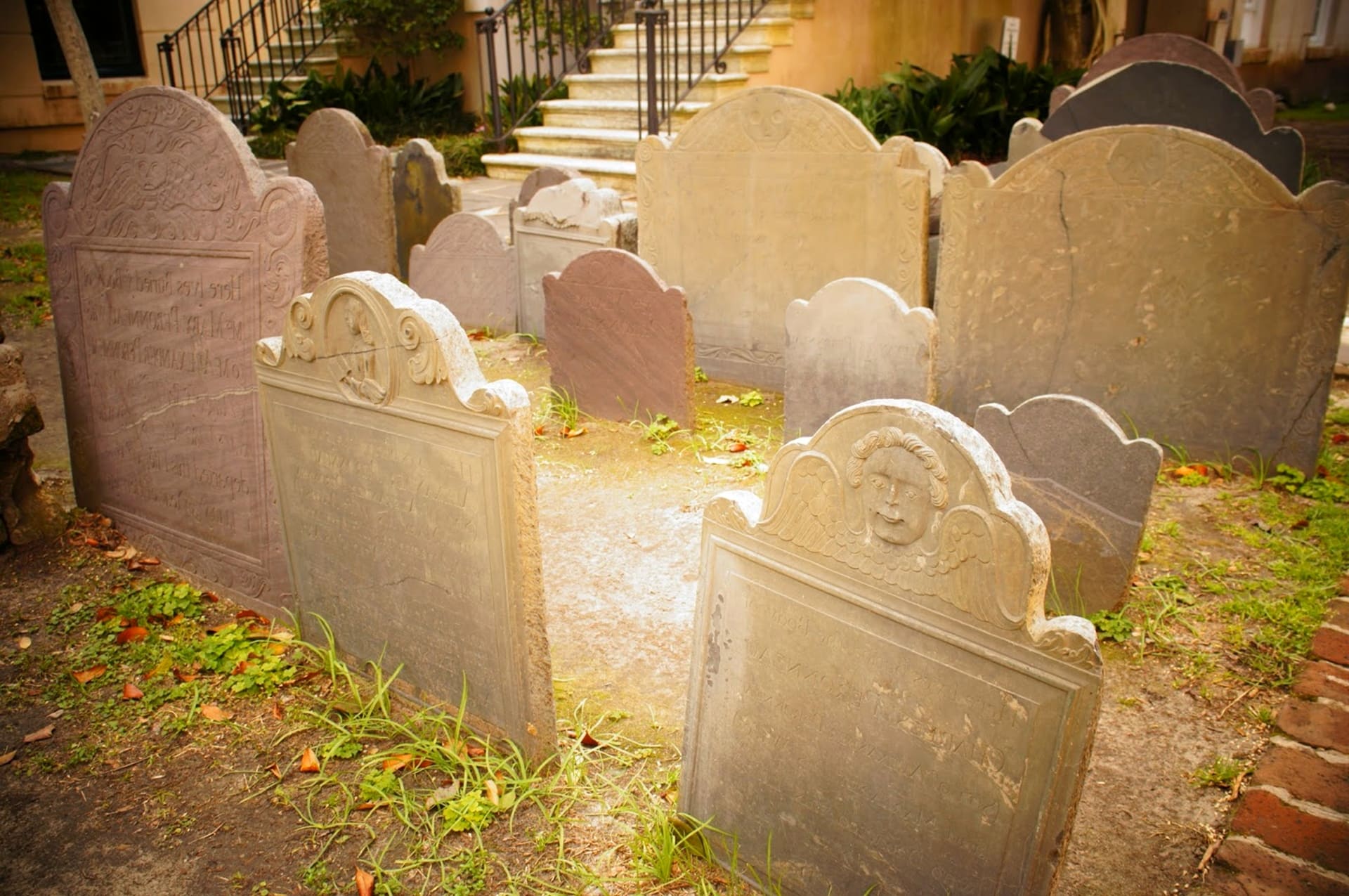 Кладбище во сне для женщины и могилы. Могила Агаты Кристи. Оскар Уайльд надгробная плита. Памятники на кладбище.