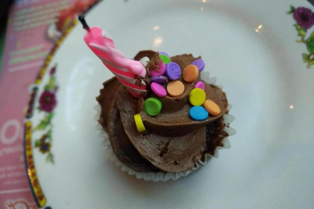 syntymäpäivä, syntymäpäiväkakku, suklaakakku, jälkiruoka, Iloinen, suklaa, karamelli, kakku