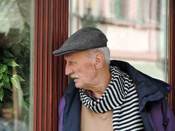 Rentner, Mann, Menschen, Porträt, Fenster, ältere Menschen, im freien, Straße