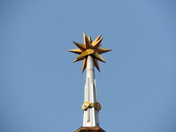 Torre de la iglesia, escultura, al aire libre, naturaleza, verano, tiempo en Feria, cielo azul, viento