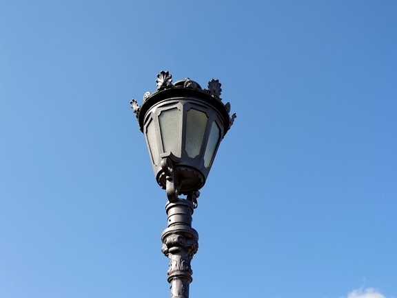 het platform, lamp, buitenshuis, blauwe hemel, elektriciteit, klassiek, lantaarn, oude