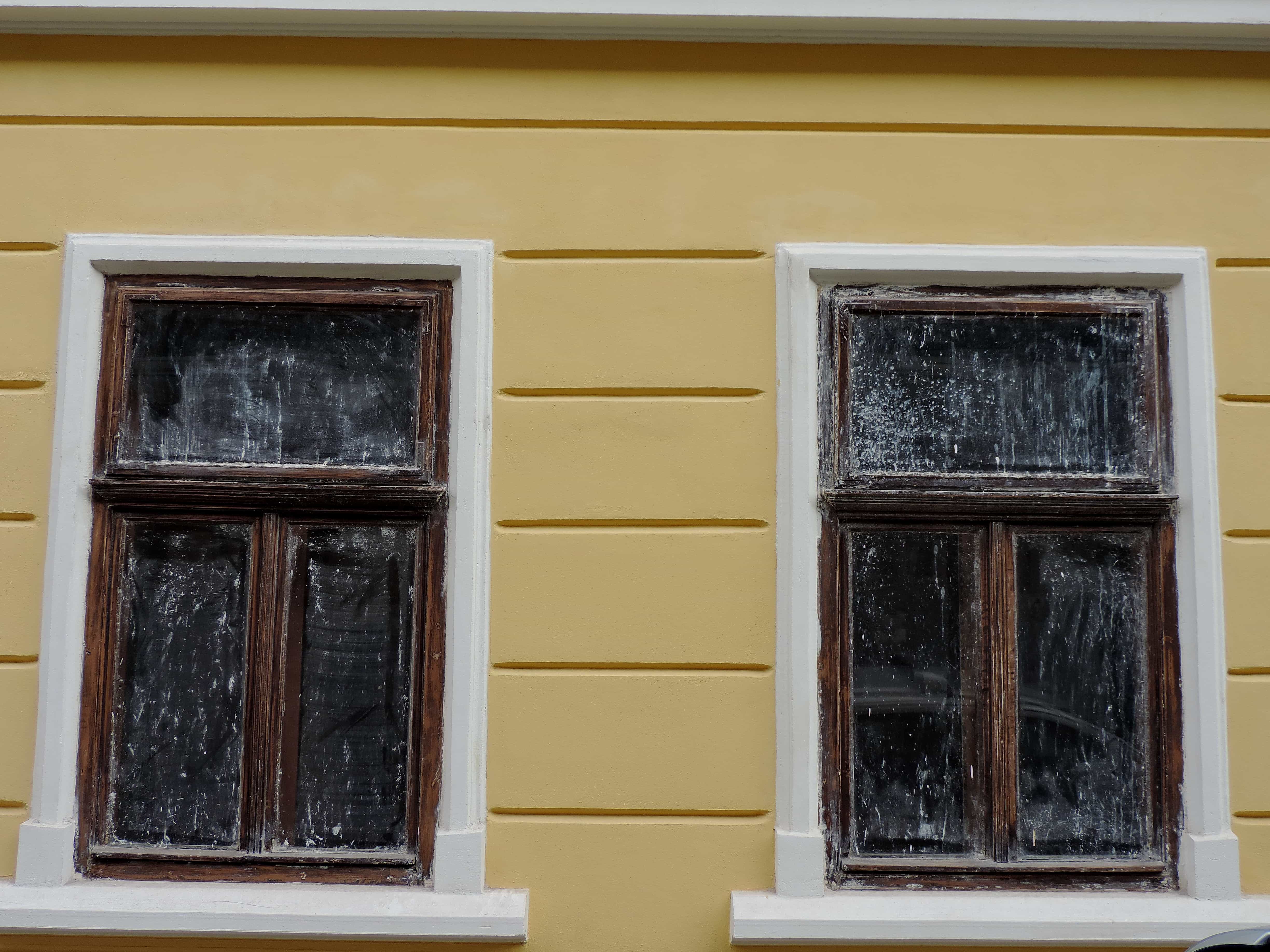 Невымытые окна. Грязное окно. Немытые окна. Грязные окна деревянные. Рамы оконные грязные.