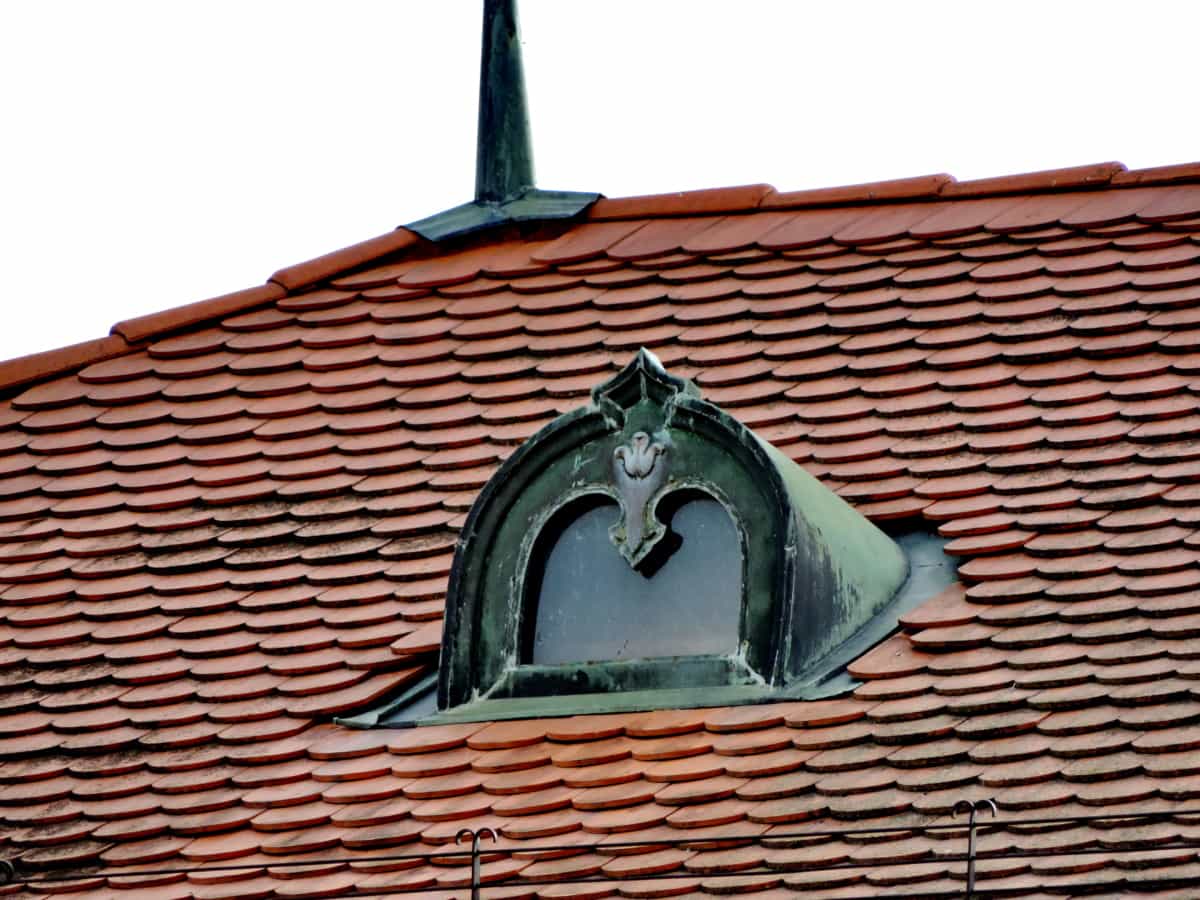 cuivre, à la main, sur le toit, fenêtre, toit, maison, Création de, tuile