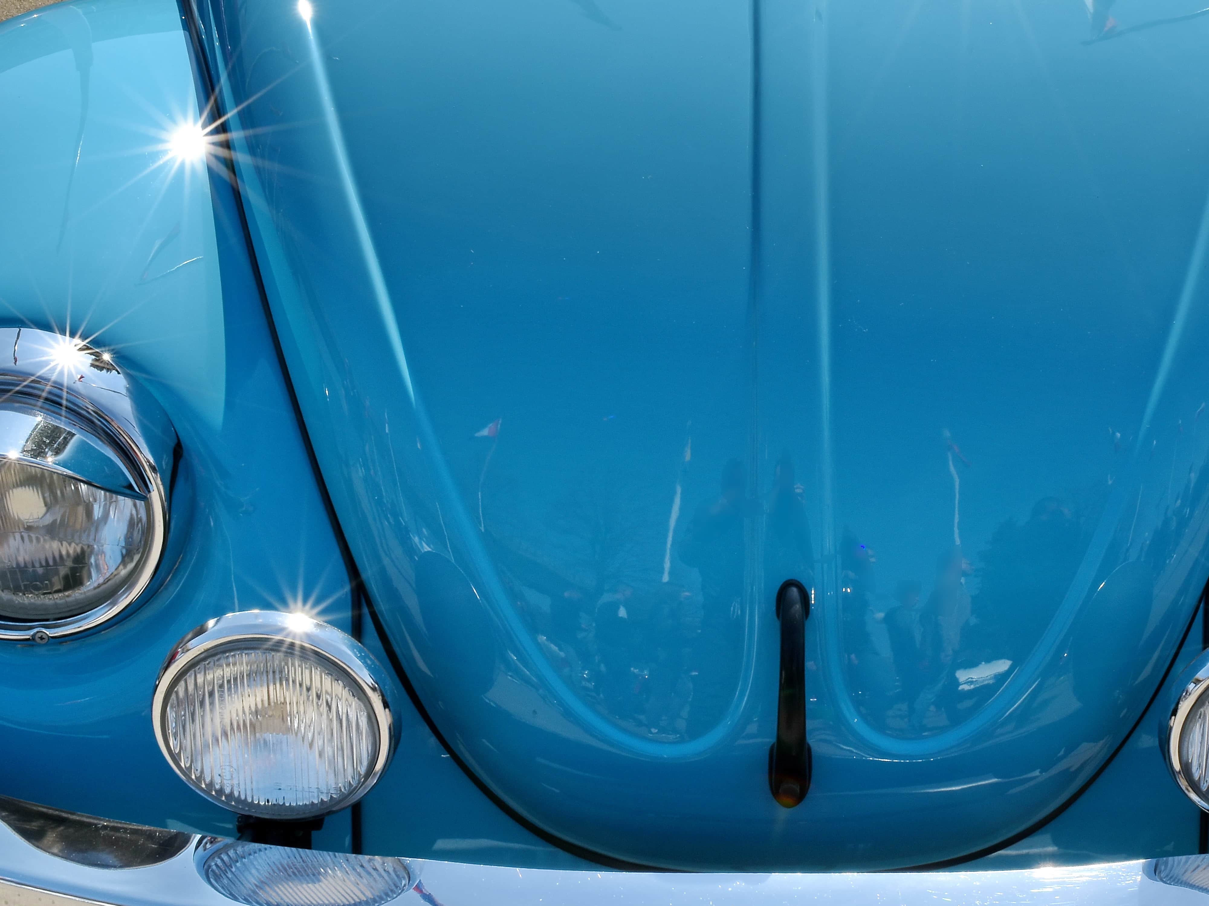 Shiny car. Отражение автомобиля. Голубая машина с хромированными зеркалами. Белая машина с хромированными деталями. Отражение н хроме авто.