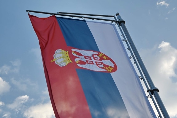 Serbie, emblème, drapeau, vent, à l’extérieur, patriotisme, ciel bleu, architecture