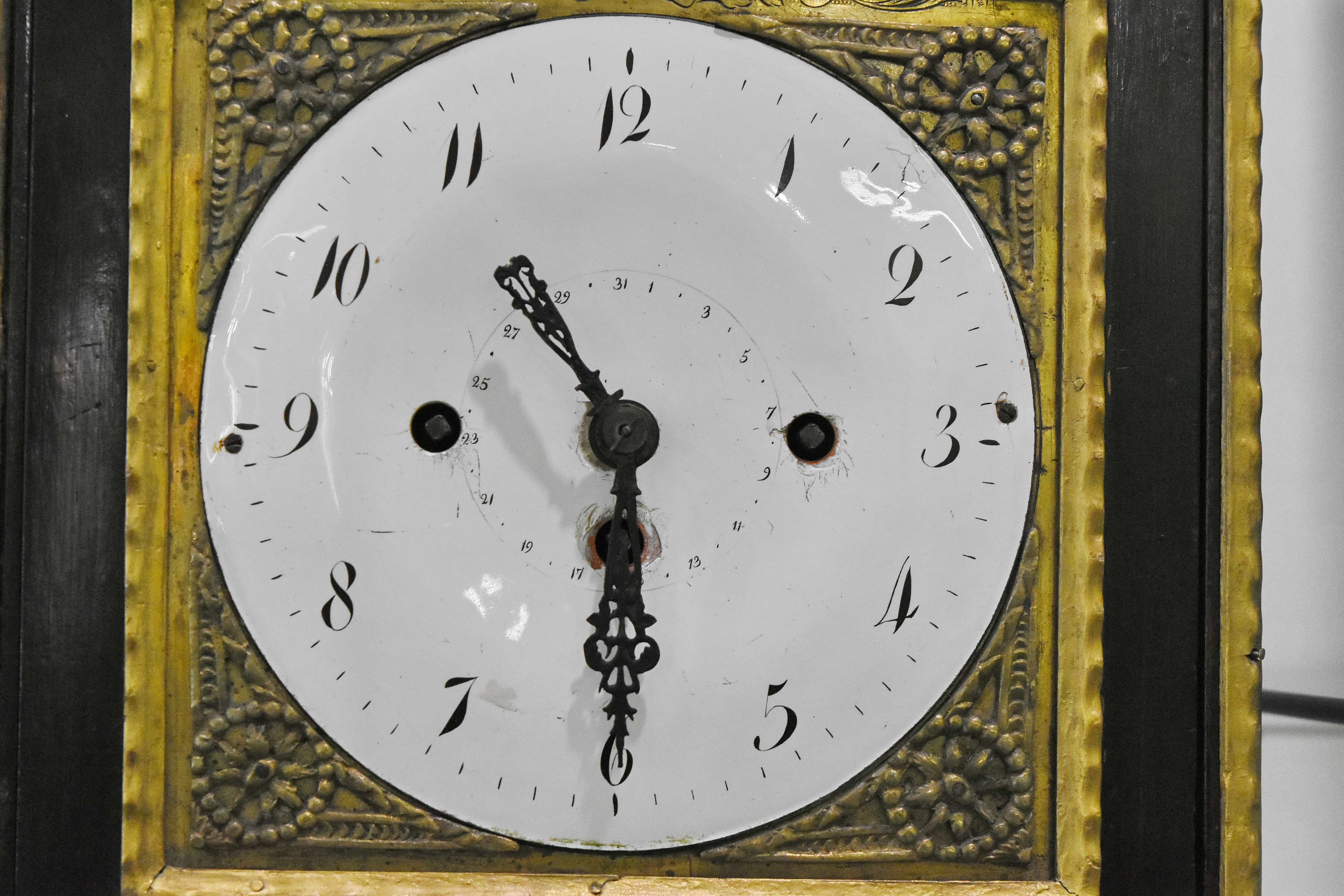 360 мину в часах. Годины часы. Часы Ajanta Quartz настенные. Настенные часы Ajanta Regulator. Часы 3 минуты.