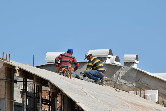 travailleur de la construction, secteur d'activité, Hommes, toit, sur le toit, Création de, à l’extérieur, architecture, sécurité, lumière du jour
