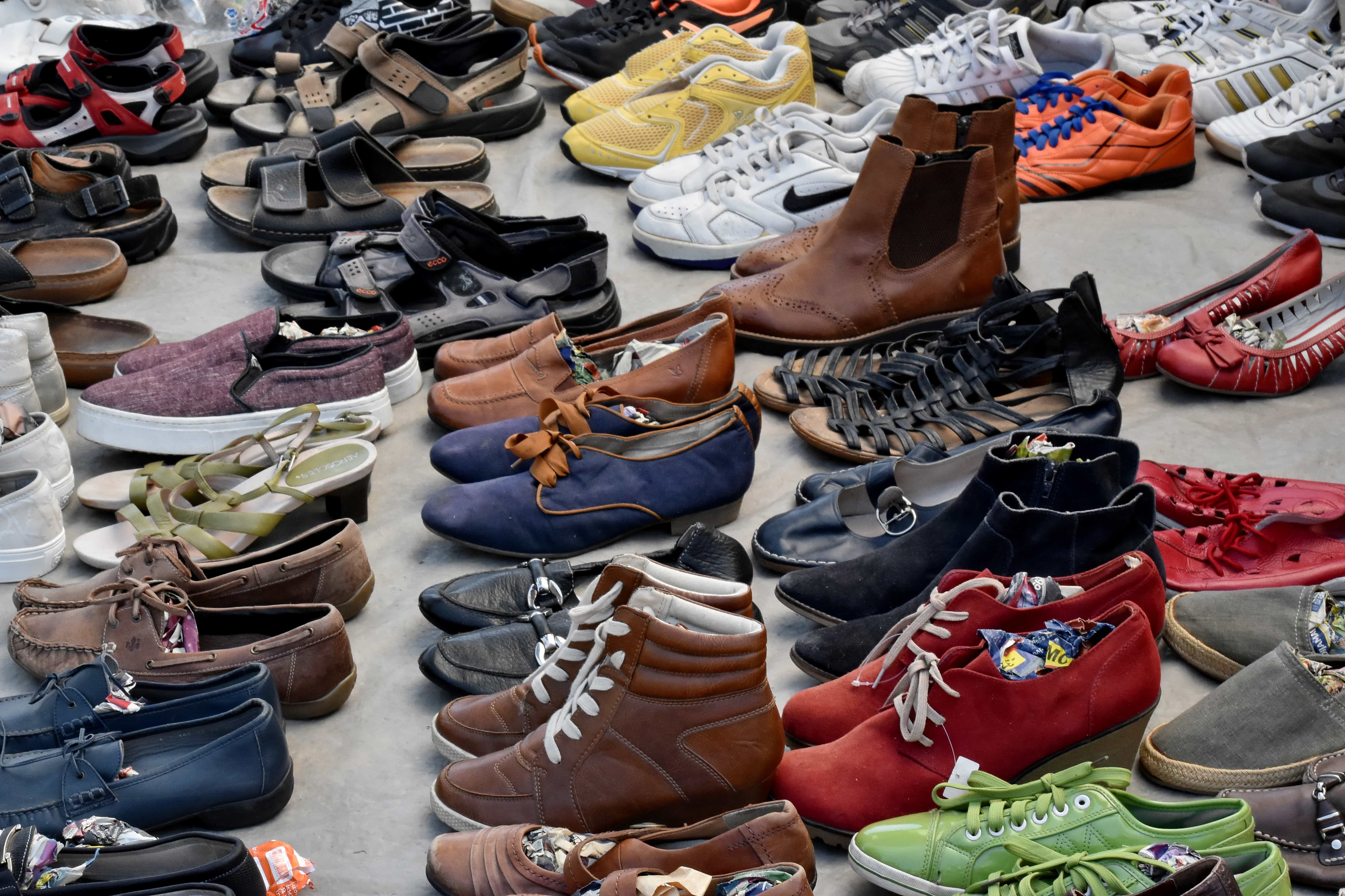 Мужская обувь рынок. Рынок обуви. Базар обуви. Ботинки с рынка. Куча обуви.