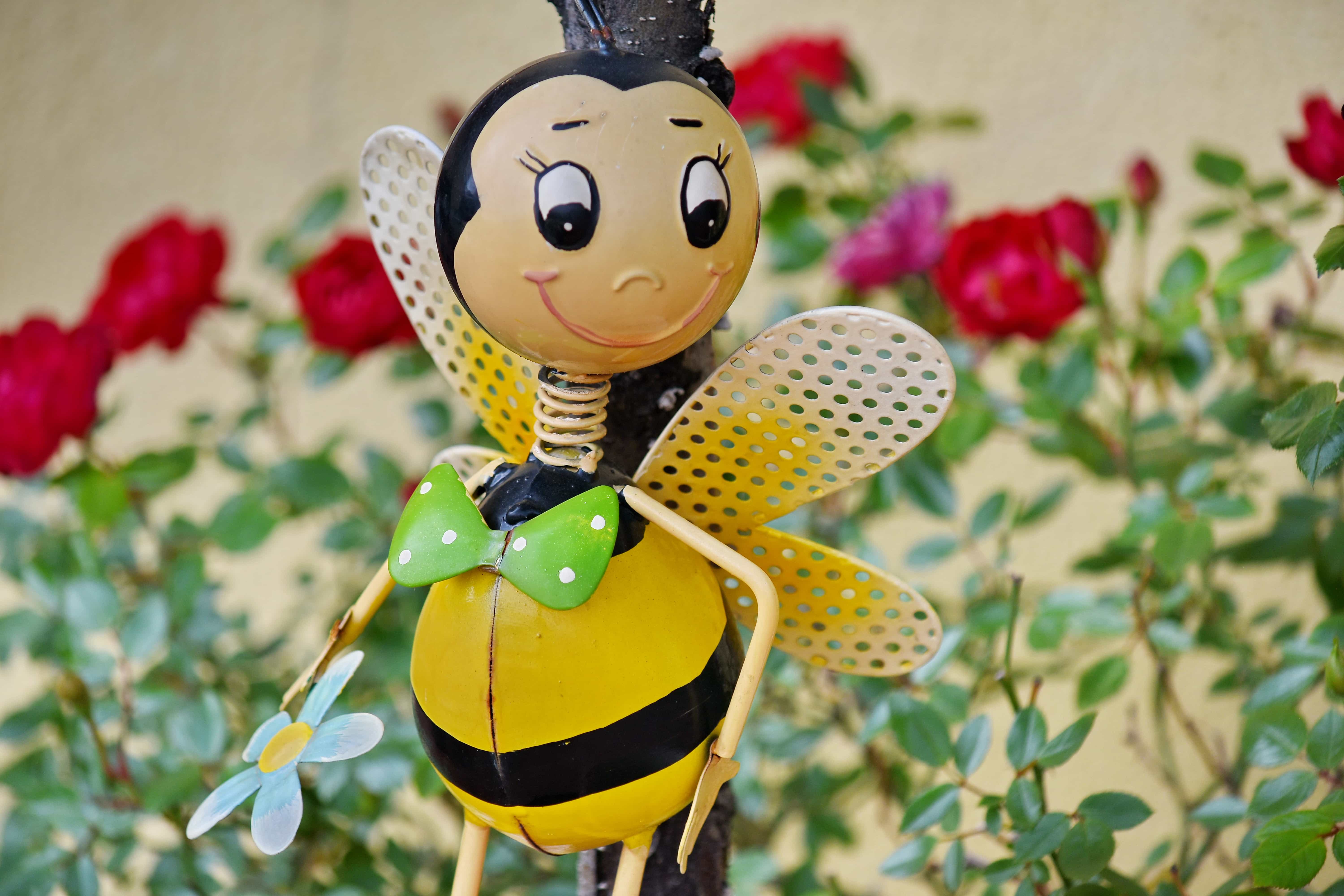Funning flowers. Пчела из металла. Игрушка пчела с цветком. Пчела на палочке. Смешная пчела.