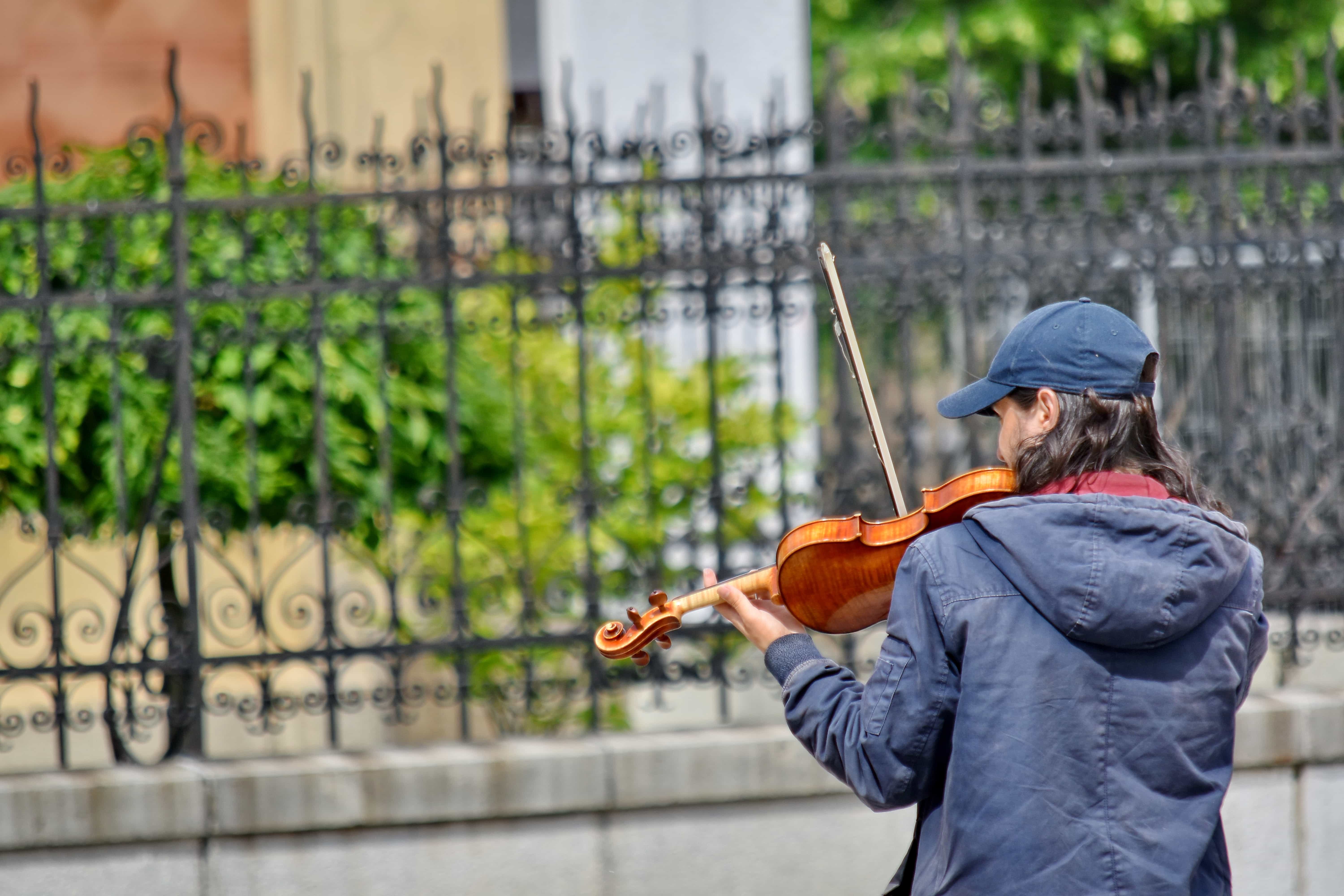 Играют на улице видео. Уличный скрипач. Уличные музыканты. Уличные музыканты в Москве. Уличный музыкант скрипач.