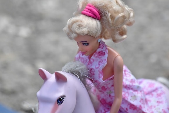 kůň, plastové, jezdec, jízda na koni, panenka, fajn, zábava, děvče, venku, hračka