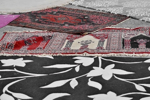 Verschiedene handgefertigte Teppiche auf dem Boden