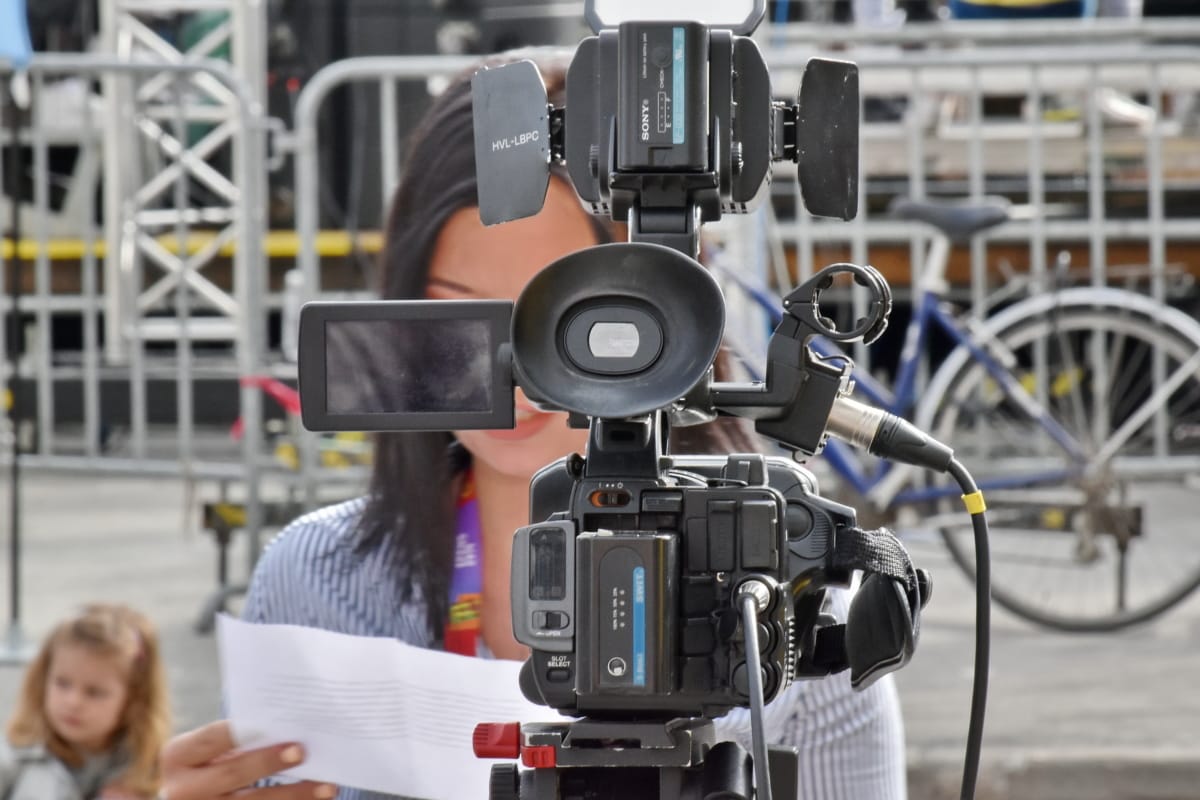 videokamera, kamera, journalistik, journalist, television, television nyheder, video optagelse, udstyr, linse, stativ