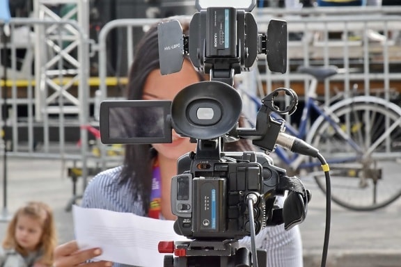 videokamera, kameran, journalistik, journalisten, television, TV-nyheter, videoinspelning, utrustning, lins, stativ