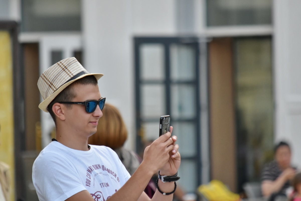 mobitel, zgodan, šešir, čovjek, fotograf, sa strane, ulica, ljudi, portret, dnevno svijetlo